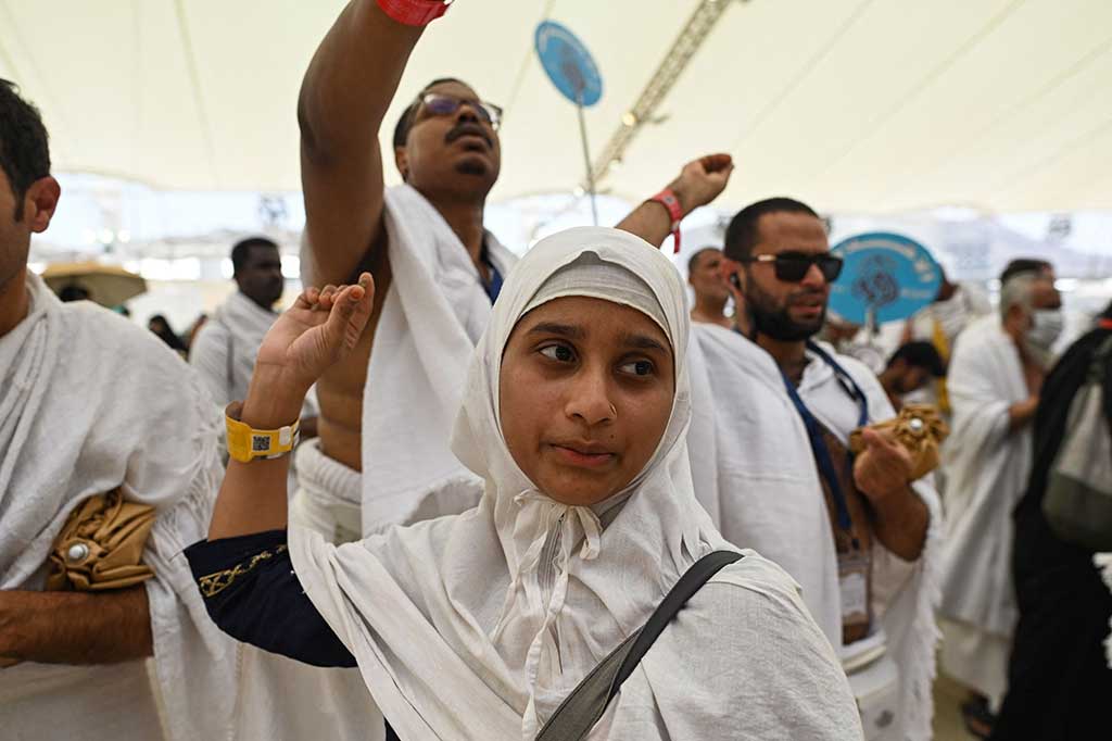 Bagi jemaah haji yang mengambil nafar awal bersiap kembali ke Mekah sebelum matahari terbenam, sedangkan bagi jamaah nafar tsani, menginap satu malam lagi di Mina. 