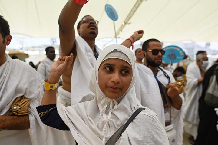 Bagi jemaah haji yang mengambil nafar awal bersiap kembali ke Mekah sebelum matahari terbenam, sedangkan bagi jamaah nafar tsani, menginap satu malam lagi di Mina. 