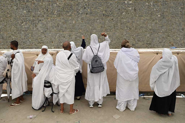 Pada 13 Zulhijjah atau 1 Juli 2023, jemaah kembali ke jumarat untuk lempar jumrah dengan tujuh batu kerikil untuk selanjutnya kembali ke Mekah.