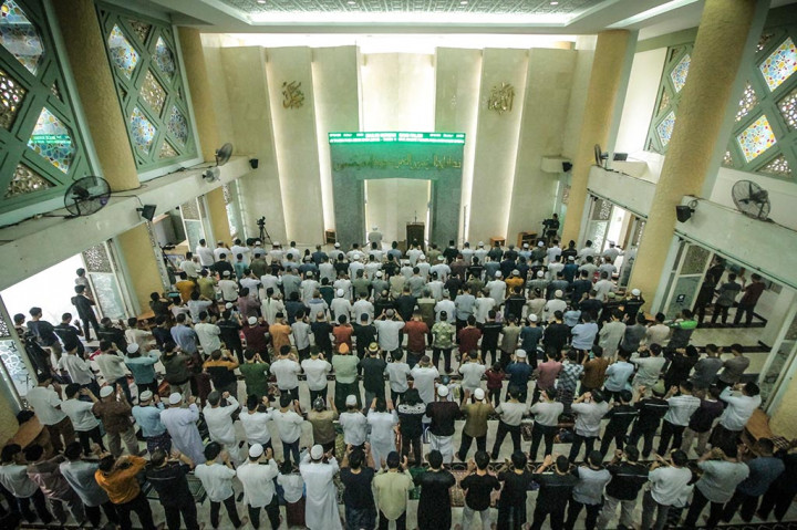Berbeda dengan tahun sebelumnya saat masih dalam keadaan pandemi covid-19, kali ini salat digelar tanpa adanya pembatasan sosial.