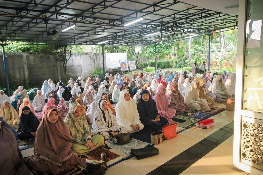 Pantauan Medcom.id, warga sekitar mulai berdatangan sejak pukul 06.00 WIB. Mulai dari anak-anak hingga orang dewasa datang. Mereka datang dengan membawa perlengkapan salatnya masing-masing.