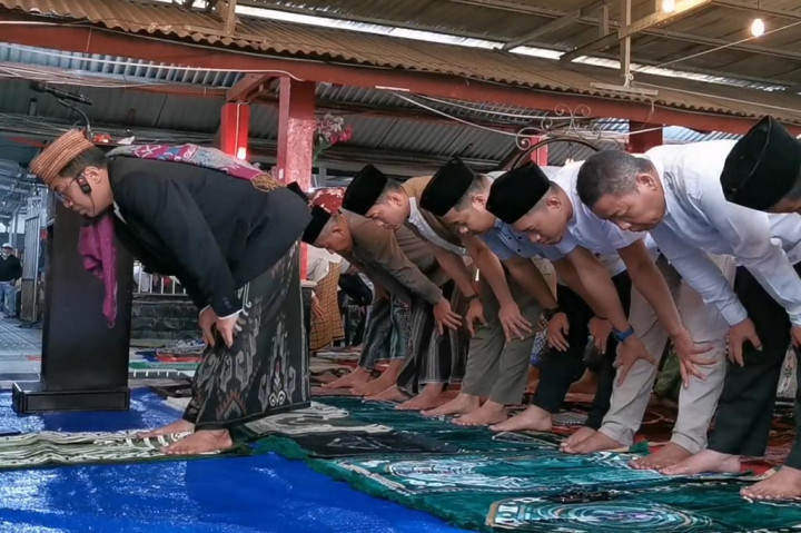 Karena keterbatasan tempat, banyak warga binaan mengikuti jalannya salat id secara daring dari dalam blok sel-nya masing-masing.