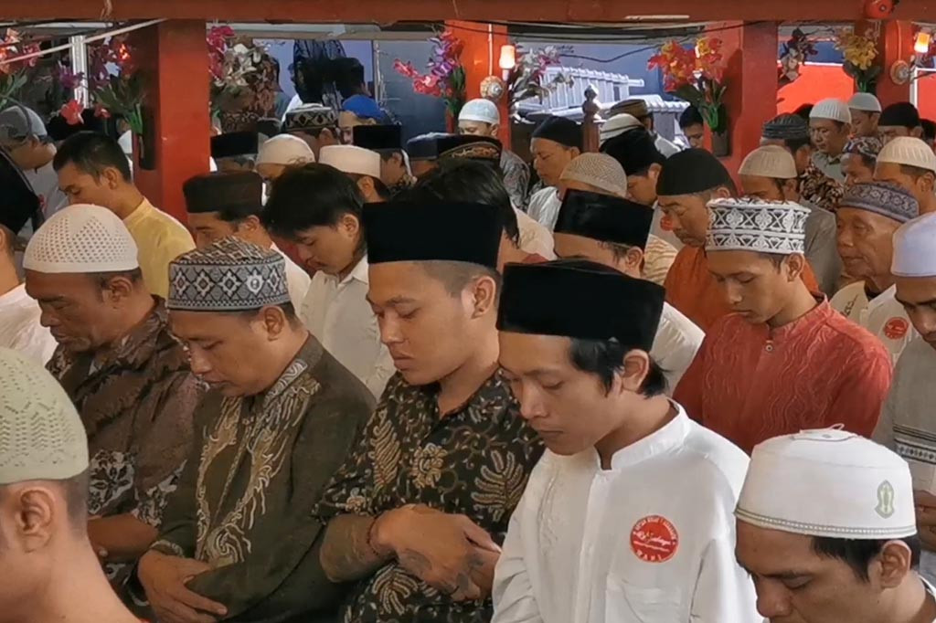 Ribuan warga binaan di Rumah Tahanan Negara (Rutan) Kelas 1 Surabaya di Desa Medaeng Kecamatan Waru Kabupaten Sidoarjo mengikuti pelaksanaan salat Iduladha 1444 Hijriah, Kamis, 29 Juni 2023.