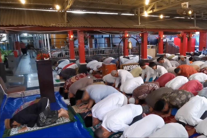 Pelaksanaan salat Iduladha warga binaan Rutan Kelas 1 Surabaya tersebut dipusatkan di aula. Namun karena keterbatasan tempat, warga binaan banyak yang mengikuti salat id secara daring dari dalam blok sel masing-masing.