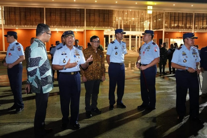 Kedatangan 14 WNI tersebut terdiri dari Laki-laki 13 orang Satu Wanita, bertindak selaku Inspektur Upacara pada kesempatan tersebut Asops Kasau Marsda TNI Minggit Tribowo. Dalam kesempatan tersebut Asops Kasau Marsda TNI Minggit Tribowo menyampaikan ucapan terima kasih atas pelaksanaan Misi kemanusiaan sudah berjalan dengan aman dan lancar.