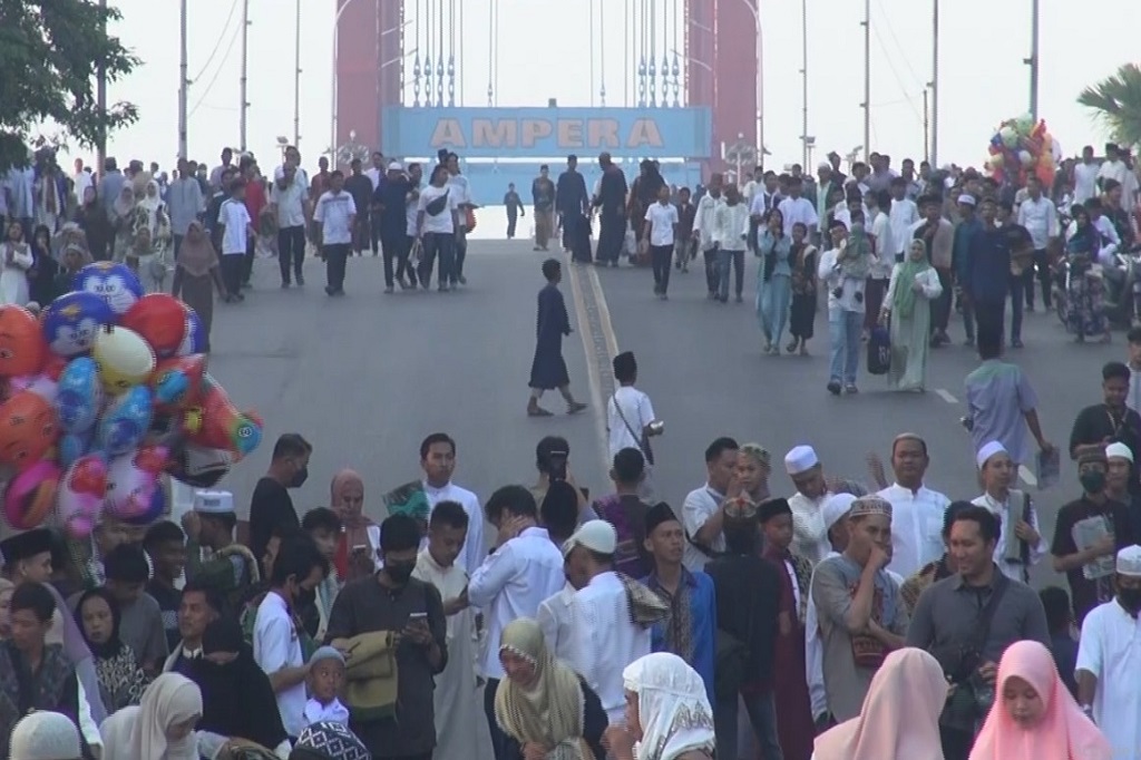 Untuk mengantisipasi kemacetan karena adanya masyarakat yang Sholat di jalan-jalan hingga ke Jembatan Ampera, pihak kepolisian memberlakukan penutupan sementara Jalan Jendral Sudirman hingga Jembatan Ampera dari pukul 05.00 sampai 08.00 WIB.