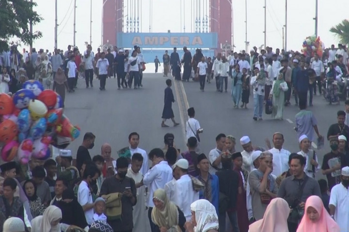 Untuk mengantisipasi kemacetan karena adanya masyarakat yang Sholat di jalan-jalan hingga ke Jembatan Ampera, pihak kepolisian memberlakukan penutupan sementara Jalan Jendral Sudirman hingga Jembatan Ampera dari pukul 05.00 sampai 08.00 WIB.