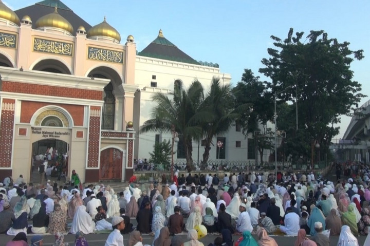 Sejak pukul 06.30 WIB, masyarakat Kota Palembang mulai berdatangan ke Masjid Sultan Mahmud Badaruddin Jayo Wikramo atau Masjid Agung Palembang untuk melaksanakan Salat Iduladha, Kamis, 29 Juni 2023. Bahkan, masyarakat banyak yang melaksanakan Salat di Bundaran Air Mancur yang mengular hingga Jembatan Ampera.