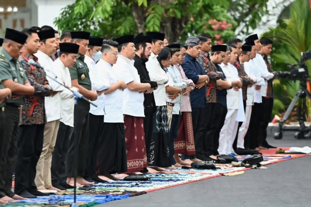 Presiden Joko Widodo dan Ibu Iriana Joko Widodo melaksanakan salat Iduladha 1444 Hijriah di halaman Istana Kepresidenan Yogyakarta, pada Kamis, 29 Juni 2023. Salat Iduladha tersebut juga diikuti oleh masyarakat sekitar.