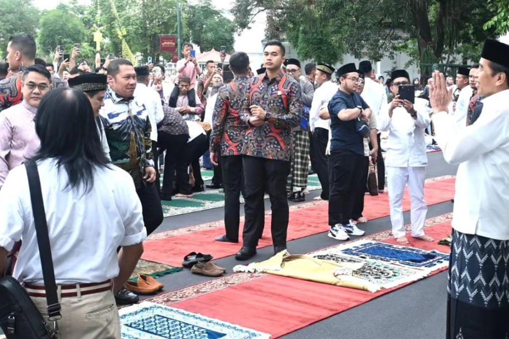 Khatib juga menyampaikan hikmah dari disyariatkannya Iduladha dan berkurban yang diambil dari kisah Nabi Ibrahim AS dan Nabi Ismail AS. Hikmah tersebut antara lain menjaga totalitas dalam beribadah, menjalankan dan menaati perintah Allah SWT dan Rasul-Nya, menambah keimanan dan ketakwaan, hingga berbagi dengan kaum duafa.