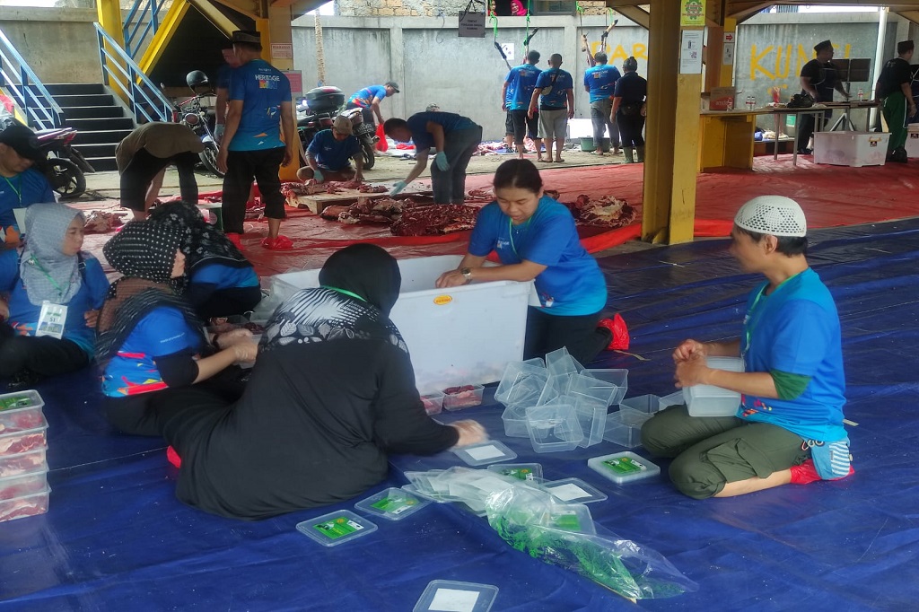 Daging hewan kurban ini akan dibagikan kepada lebih dari 1.800 orang, yang terdiri dari masyarakat sekitar, berbagai yayasan dan panti asuhan, serta karyawan Media Group.