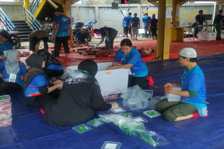 Daging hewan kurban ini akan dibagikan kepada lebih dari 1.800 orang, yang terdiri dari masyarakat sekitar, berbagai yayasan dan panti asuhan, serta karyawan Media Group.