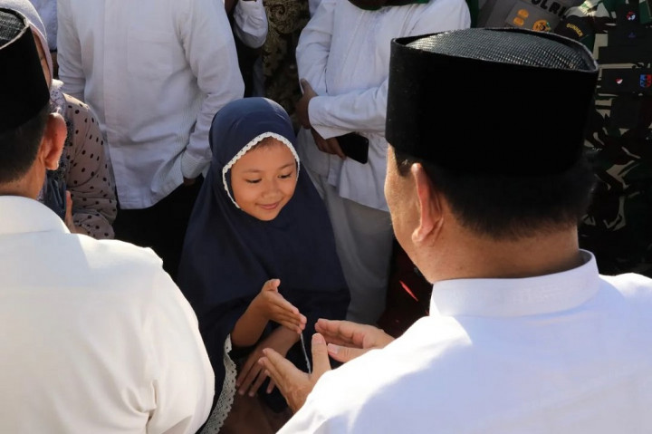 Pada hari Raya Iduladha ini Menhan Prabowo menyerahkan hewan kurban di Masjid Jami’ Al Kautsar Kemhan Cawang berupa 1 ekor Sapi.