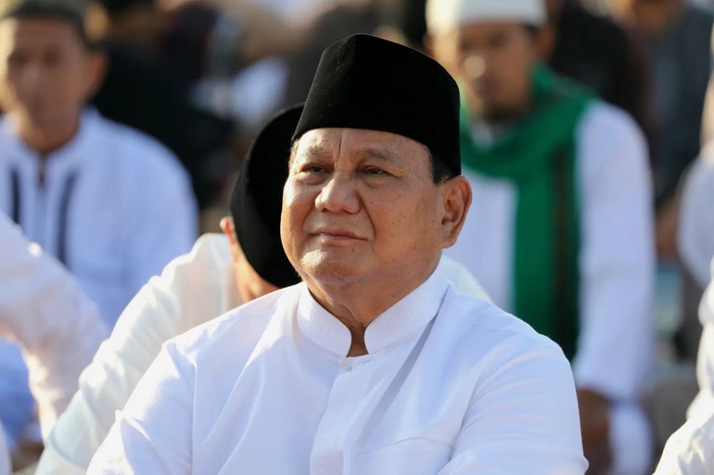 Menteri Pertahanan Prabowo Subianto melaksanakan salat Iduladha 1444 H/2023 M berjamaah bersama warga Bandung Barat di Stadion Gelora Mandalamukti Bersatu, Bandung, Kamis, 29 Juni 2023.