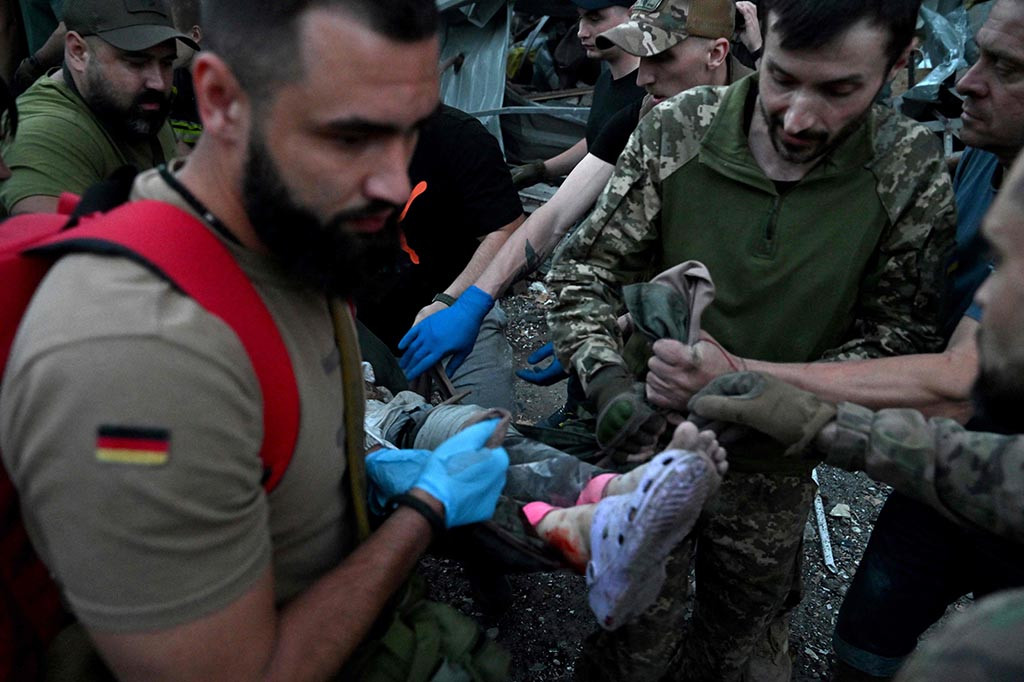 Tiga anak termasuk di antara yang tewas dan sedikitnya 56 orang terluka dalam serangan di restoran Ria Pizza di kota Kramatorsk.