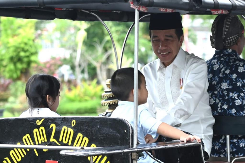 Melihat banyak masyarakat yang ada di depan Istana Kepresidenan Yogyakarta, Presiden Jokowi kemudian menemui dan menyapa masyarakat. Bahkan, Presiden sempat memanggil sejumlah masyarakat untuk melakukan swafoto.
