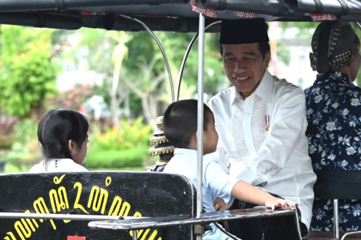 Melihat banyak masyarakat yang ada di depan Istana Kepresidenan Yogyakarta, Presiden Jokowi kemudian menemui dan menyapa masyarakat. Bahkan, Presiden sempat memanggil sejumlah masyarakat untuk melakukan swafoto.