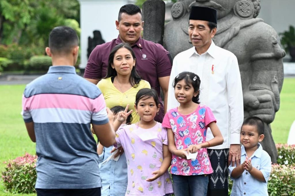 Sekitar pukul 10.30 WIB, Presiden bersama dua cucunya Sedah Mirah Nasution dan Panembahan Al Nahyan Nasution keluar dari Gedung Agung Istana Kepresidenan Yogyakarta. Presiden kemudian mengajak kedua cucunya untuk berjalan menuju halaman depan Istana Kepresidenan Yogyakarta.