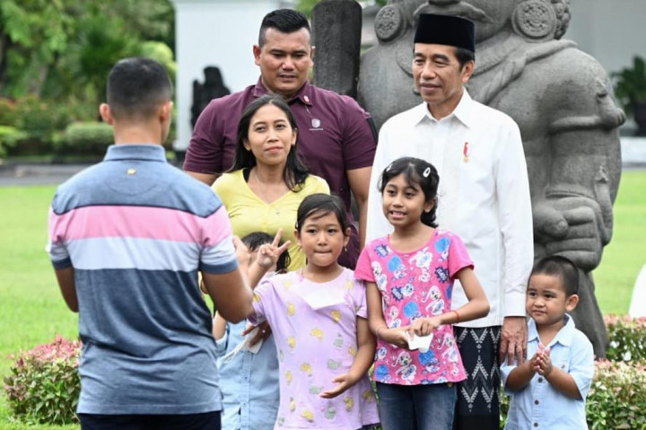Sekitar pukul 10.30 WIB, Presiden bersama dua cucunya Sedah Mirah Nasution dan Panembahan Al Nahyan Nasution keluar dari Gedung Agung Istana Kepresidenan Yogyakarta. Presiden kemudian mengajak kedua cucunya untuk berjalan menuju halaman depan Istana Kepresidenan Yogyakarta.