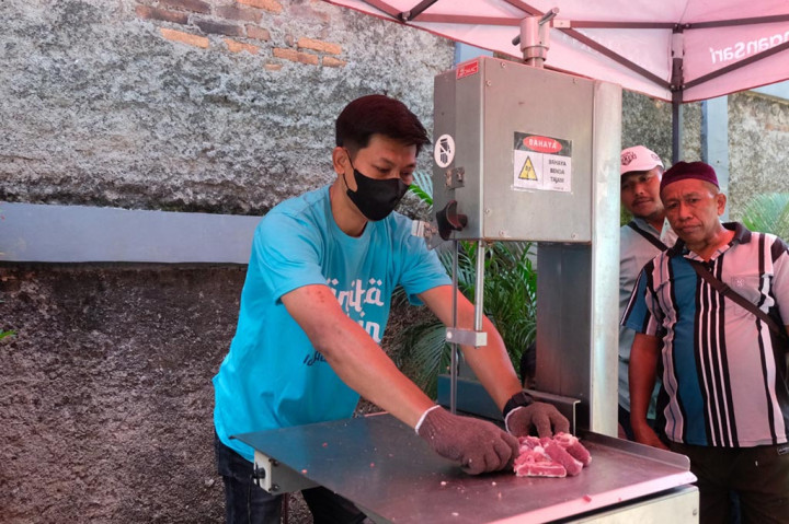 Pelaksanaan penyembelihan hewan kurban dilakukan karyawan Pangansari, mulai dari penyembelihan, pembersihan hingga distribusi daging kurban kepada warga. Menurut Wawan, proses penyembelihan melibatkan karyawan, karena kegiatan ini dapat menjadi ajang silaturrahmi bagi karyawan dari berbagai divisi.