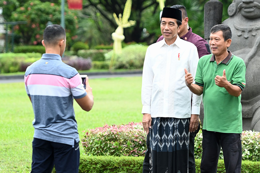 Presiden Joko Widodo dan Ibu Iriana Joko Widodo merayakan Iduladha 1444 Hijriah di Istana Kepresidenan Yogyakarta, Kamis, 29 Juni 2023. Presiden pun memanfaatkan momen tersebut untuk menyapa dan mengajak foto bareng masyarakat yang ada di sekitar Istana Kepresidenan Yogyakarta.