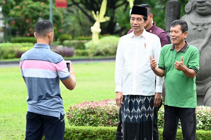 Presiden Joko Widodo dan Ibu Iriana Joko Widodo merayakan Iduladha 1444 Hijriah di Istana Kepresidenan Yogyakarta, Kamis, 29 Juni 2023. Presiden pun memanfaatkan momen tersebut untuk menyapa dan mengajak foto bareng masyarakat yang ada di sekitar Istana Kepresidenan Yogyakarta.