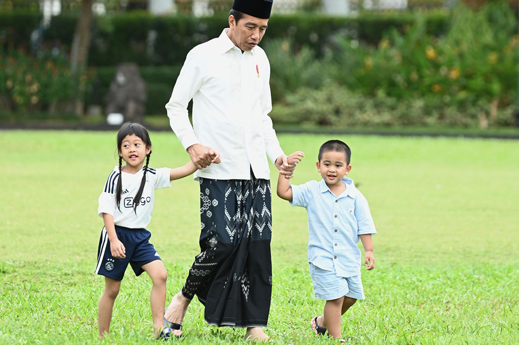 Sekitar pukul 10.30 WIB, Presiden bersama dua cucunya Sedah Mirah Nasution dan Panembahan Al Nahyan Nasution keluar dari Gedung Agung Istana Kepresidenan Yogyakarta. Presiden kemudian mengajak kedua cucunya untuk berjalan menuju halaman depan Istana Kepresidenan Yogyakarta.