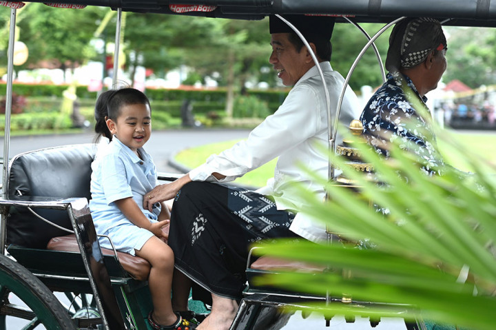 Jokowi sempat mengajak Sedah Mirah Nasution dan Panembahan Al Nahyan Nasution  menaiki andong.