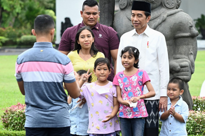 Melihat banyak masyarakat yang ada di depan Istana Kepresidenan Yogyakarta, Presiden Jokowi kemudian menemui dan menyapa masyarakat. Bahkan, Presiden sempat memanggil sejumlah masyarakat untuk melakukan swafoto.