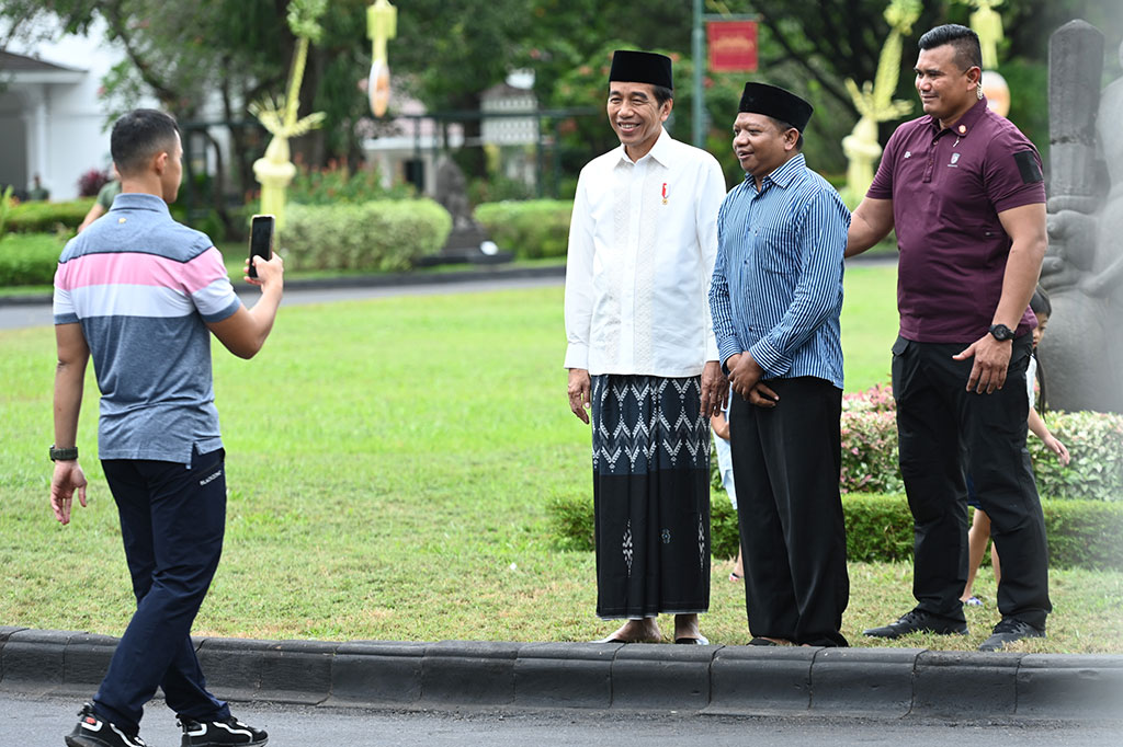 Antusiasme warga diajak foto bareng oleh Presiden Jokowi.