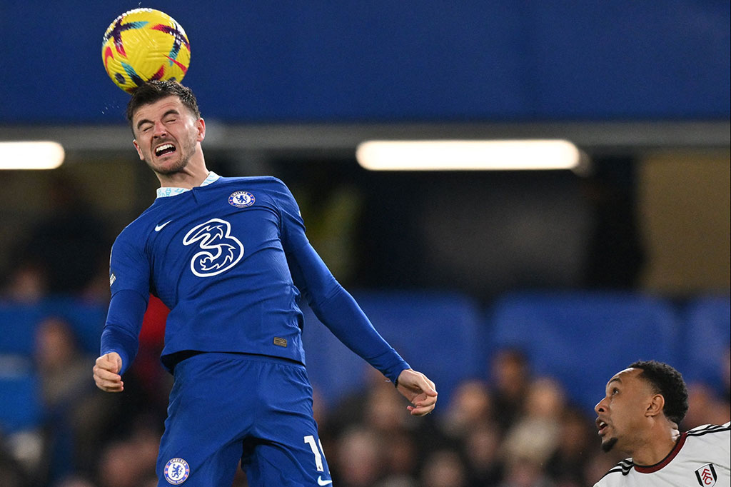 Mount yang masih mempunyai satu tahun kontrak di Chelsea, enggan memperpanjang masa baktinya di stadion Stamford Bridge. Hal itu membuat manajemen The Blues memutuskan menjual pemain didikan asli akademi Chelsea itu pada bursa transfer musim panas ini.