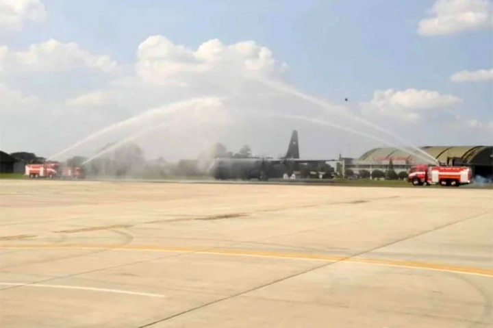 Kedatangan pesawat dengan tail_number A-1340 tersebut disambut water salute