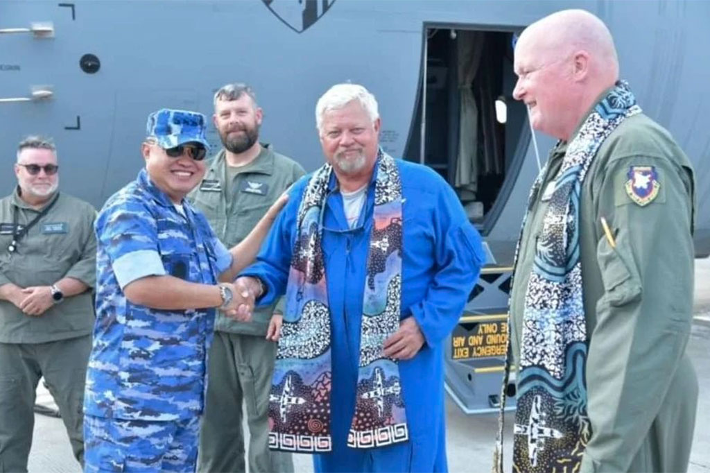 Lima awak pesawat dari pabrik pesawat raksasa Lockheed Martin mendapat pengalungan kain baik.