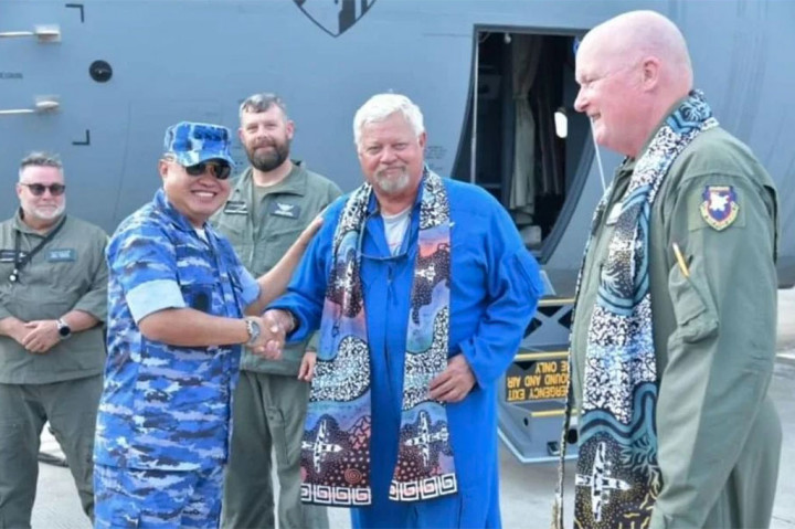 Lima awak pesawat dari pabrik pesawat raksasa Lockheed Martin mendapat pengalungan kain baik.