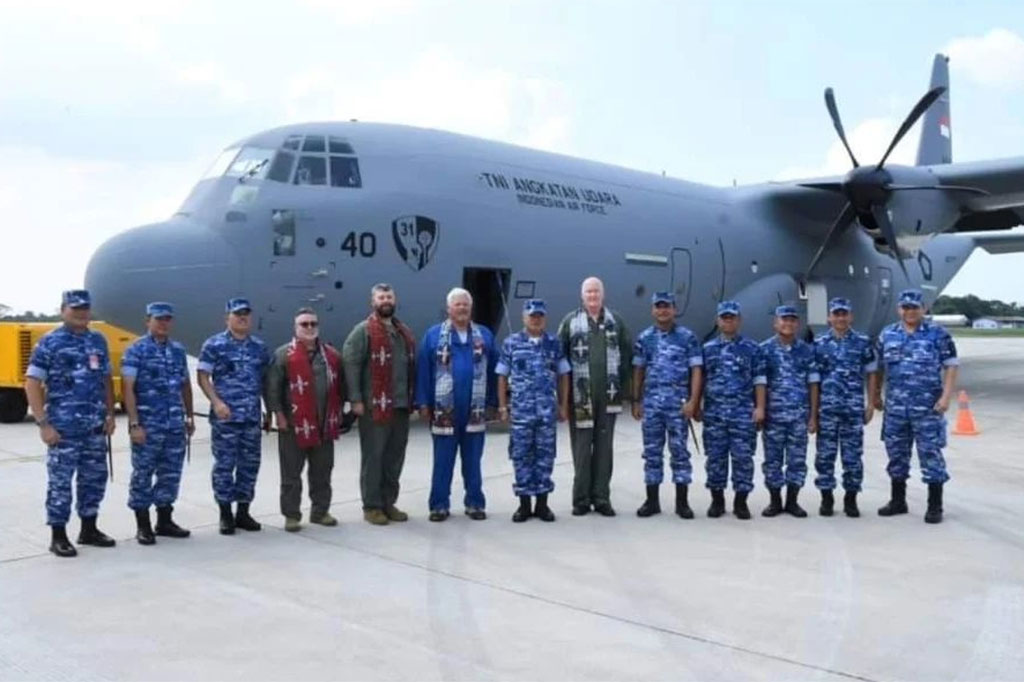 Pesawat ini diterbangkan langsung oleh lima orang kru pabrik Lockheed Martin, yang terdiri dari tiga orang test pilot, seorang enginer dan seorang loadmaster, jumlah crew sedikit ini menunjukkan tingkat efisiensi yang tinggi dari pesawat pengangkut modern ini.