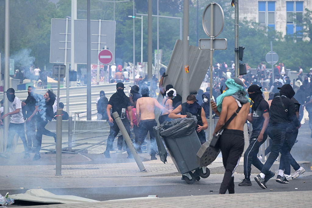 Sebelumnya, kematian Nahel memicu protes massa di Nanterre, yang menyebabkan bentrokan antara masa pemrotes dan polisi.