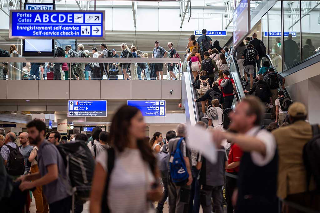 Para pelancong mengantredi dalam Bandara Internasional Jenewa, di Jenewa, Swiss, Jumat, 30 Juni 2023, imbas aksi mogok kerja oleh pekerja bandara. 