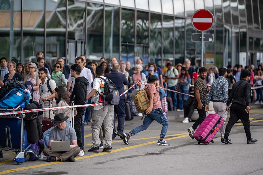 Pemogokan pekerja melumpuhkan penerbangan di bandara Jenewa selama beberapa jam pada hari Jumat, 30 Juni 2023, menyebabkan antrean panjang pada awal musim perjalanan musim panas yang sibuk.