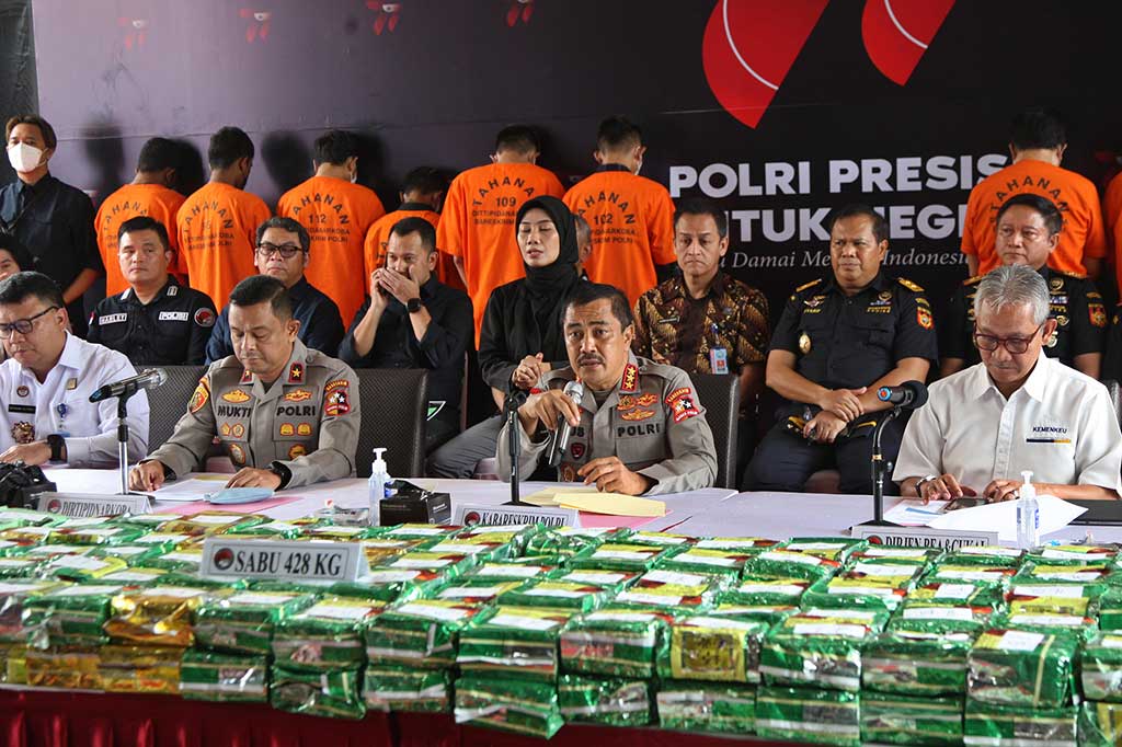 Lebih lanjut Direktur Tindak Pidana Narkoba Bareskrim Polri Brigjen Mukti Juharsa menjelaskan bahwa pengungkapan pertama di wilayah Aceh Utara dengan mengamankan tersangka sebanyak dua orang. Mereka berperan sebagai penyimpanan barang sabu di dalam hutan.