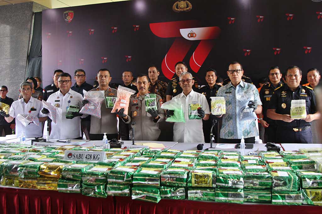 Untuk kasus kedua, digagalkan peredaran 80 kg sabu-sabu dengan ekstasi 22.930 butir berada di Riau. Barang tersebut berasal dari Malaysia. Hasil pengungkapan ini diamankan satu tersangka berinisial H.