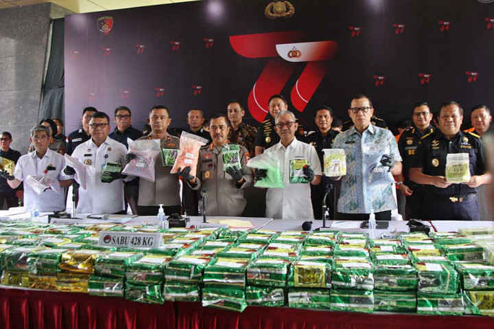 Untuk kasus kedua, digagalkan peredaran 80 kg sabu-sabu dengan ekstasi 22.930 butir berada di Riau. Barang tersebut berasal dari Malaysia. Hasil pengungkapan ini diamankan satu tersangka berinisial H.