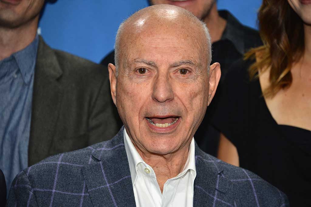 Lahir di Brooklyn pada 26 Maret 1934 dari orang tua imigran Yahudi Rusia-Jerman, Arkin mulai mengambil kelas akting sejak usia muda.