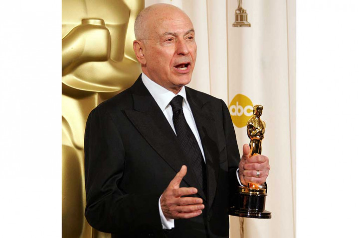 Alan Arkin, aktor peraih Oscar 'Little Miss Sunshine' dan 'Argo' yang dikenal karena kecerdasannya dan keterampilan improvisasinya, meninggal dunia pada usia 89 tahun.