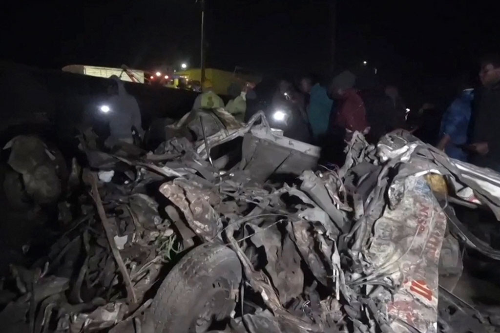 Tangkapan video yang diambil dari AFPTV menunjukkan puing-puing kendaraan di tempat kejadian setelah terjadinya kecelakaan maut di jalan raya antara Kota Kericho dan Nakuru, Kenya, Jumat, 30 Juni 2023 waktu setempat.