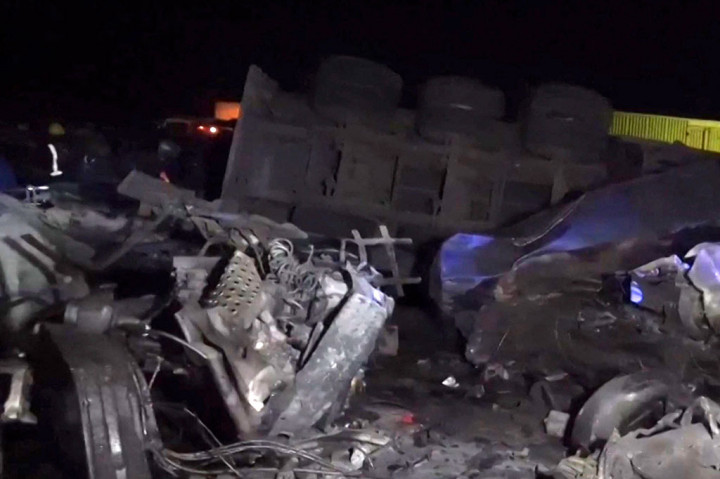 Setidaknya 48 orang tewas dan puluhan lainnya luka-luka setelaha sebuah truk kehilangan kendali dan menabrak beberapa kendaraan sertaapejalan kaki di persimpangan sibuk di Kenya barat, Jumat, 30 Juni 2023.