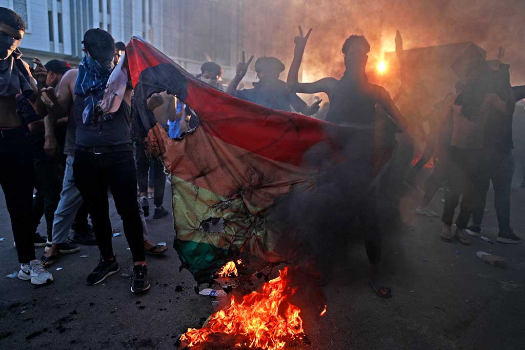 Kerumunan pendukung ulama Syiah Moqtada Sadr tinggal di dalam kompleks kedutaan itu selama sekitar 15 menit. Mereka kemudian pergi ketika pasukan keamanan dikerahkan. 'Konstitusi kami ialah Al-Qur'an', bunyi pesan di selebaran yang dibawa para pengunjuk rasa.