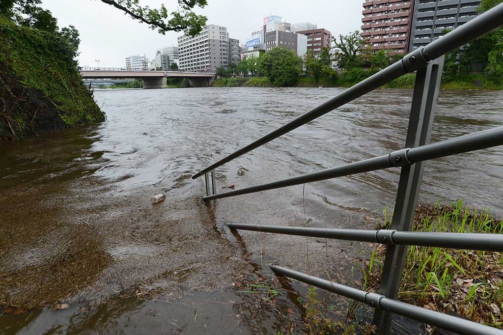 Bagian dari pegangan tempat duduk terendam setelah Sungai Shirakawa di Kota Kumamoto, Prefektur Kumamoto, meluap, pascahujan lebat melanda Pulau Kyushu, Jepang, Jumat, 30 Juni 2023.