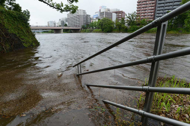 Bagian dari pegangan tempat duduk terendam setelah Sungai Shirakawa di Kota Kumamoto, Prefektur Kumamoto, meluap, pascahujan lebat melanda Pulau Kyushu, Jepang, Jumat, 30 Juni 2023.