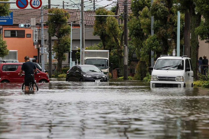Hujan lebat melanda beberapa bagian Jepang telah menyebabkan satu orang tewas dan setidaknya satu orang hilang. Pihak berwenang telah mengeluarkan peringatan evakuasi untuk hampir dua juta penduduk.