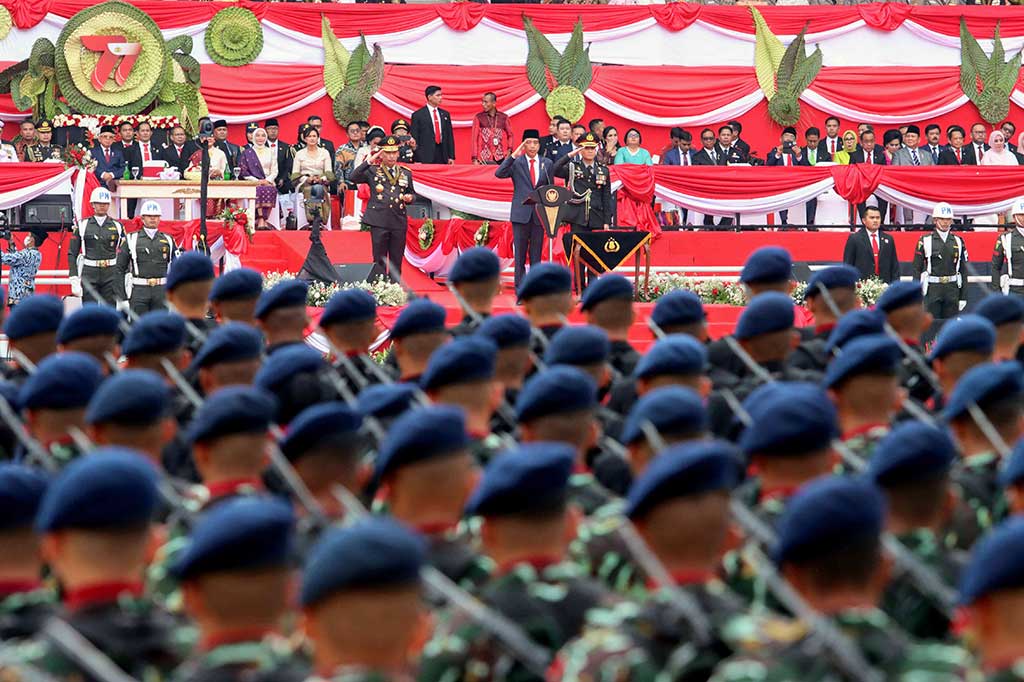 Kepala Negara menuturkan bahwa langkah yang dilakukan protokoler negara dan juga Polri sudah benar. Karena jika dia memeriksa pasukan dengan menggunakan mobil seperti biasanya, maka rumput GBK akan rusak.